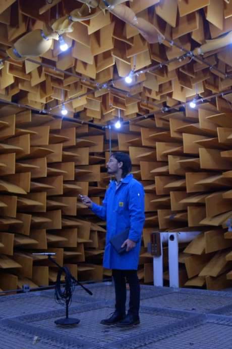 The film explores the experience of an acoustic engineer working in an anechoic chamber, a space designed for near-total silence. Through their perspective, it examines how listening becomes a focused effort to understand and connect. The movie investigates cinema's power through sound, portraying it as a medium that creates presence and depth. It also considers the human body as a resonating instrument, capable of perceiving and amplifying its own internal vibrations.